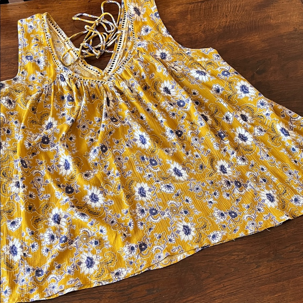 Summery sleeveless top with full hem, medium